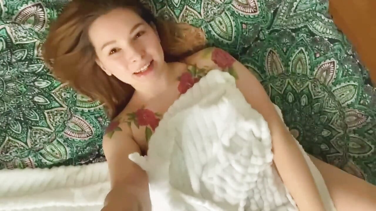 Яростно пъха пръсти в путка по индийски шарки и стенат