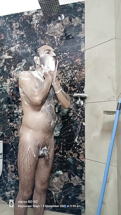 Indijski Desi muškarac se tušira