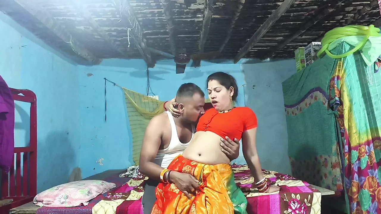 德西孟加拉哥 Ke Saath Masti 浪漫和亲吻场景，橙色衬衫和白色胸罩脱下由 Rahul 压大胸部