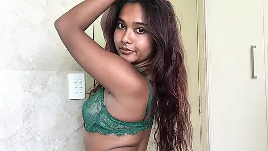 Bu küçük desi kız Mia Z'nin sevimli iç çamaşırlarını denemelerini izleyin