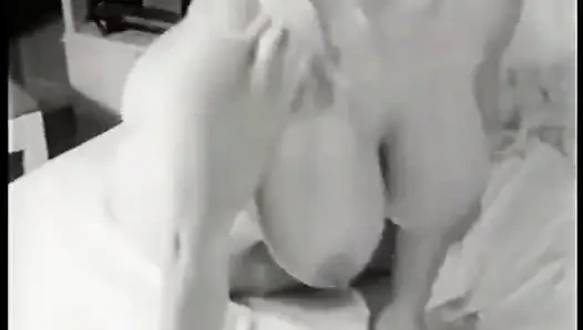 Si cantik virginia bell si cewek semok dengan besar lagi nungging sambil nungging di depan TV