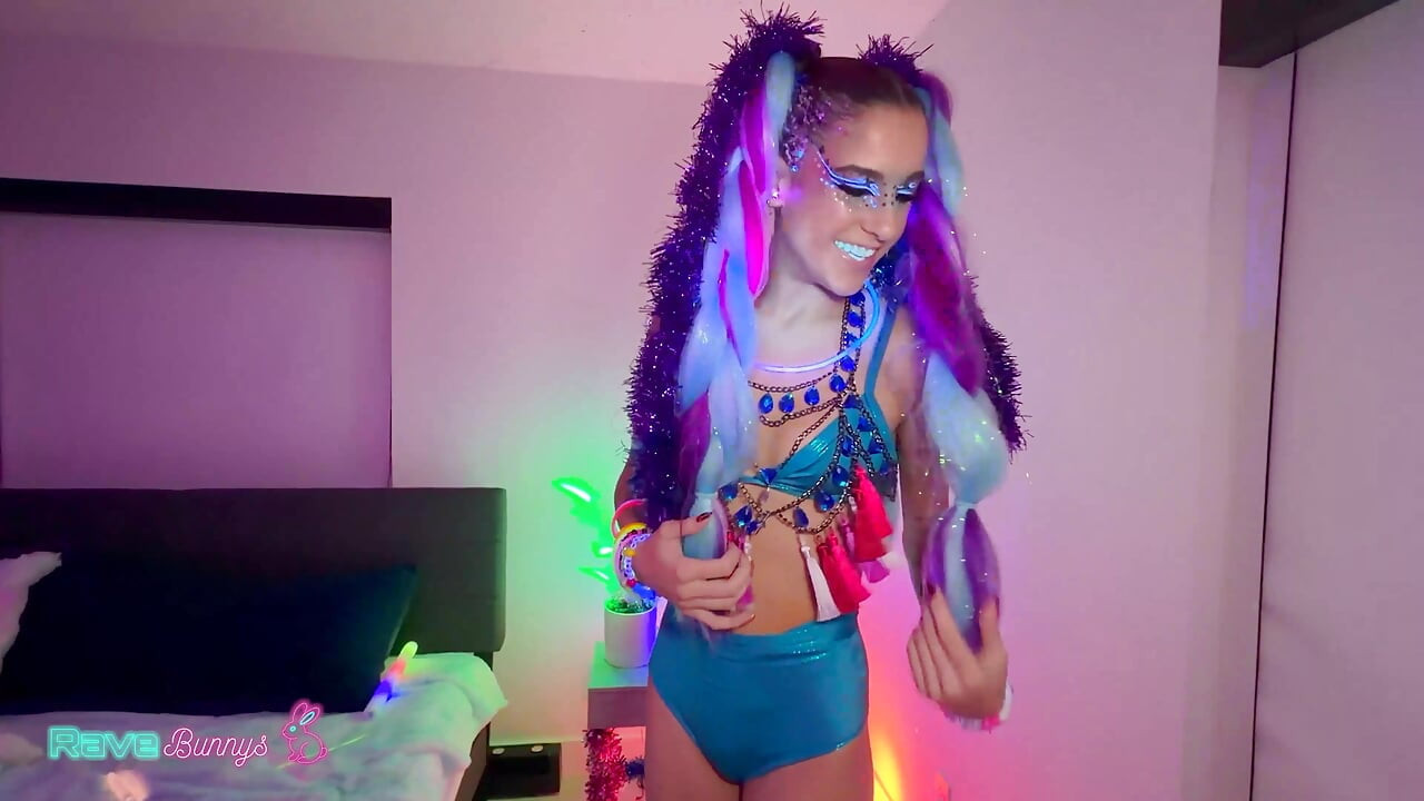 Madison megvilágítja a privát rave jelenetet a Neon kísértés éjszakájában