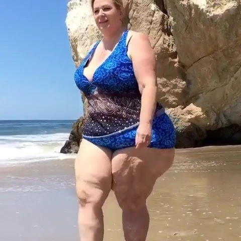 Madura loira do bundao se exibindo na praia