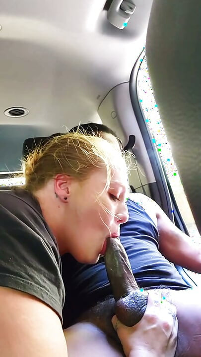 화이트 BBW가 블랙 자지를 미친 듯이 빨아대며 깊숙이 목구멍까지 삼키고 정액까지 다 삼킨다!!