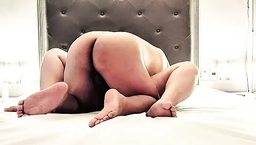 Ayah tiriku ngeliat aku waktu aku di ranjang dan dia ngentot aku habis-habisan