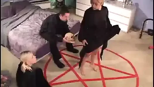 Culto satânico acaba sendo uma sessão hardcore