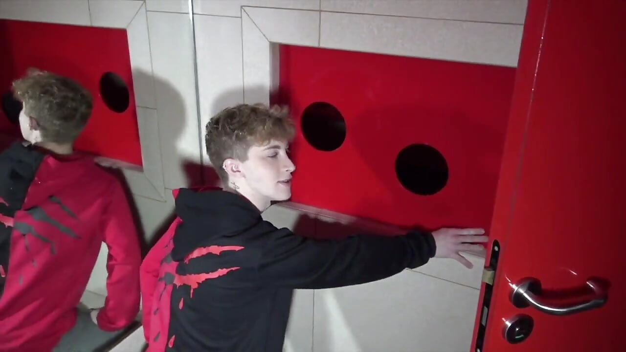 The ass of twink Andrea used raw by Kevin David in sling