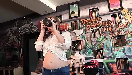 Hevesli orta yaşlı seksi kadın ajansının sahibi ve mükemmel göğüslü ateşli çırak kız