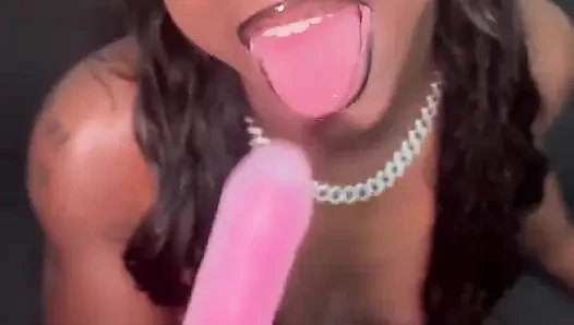 Lola black xxx lagi asik muasin memeknya sendirian