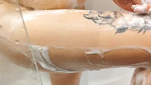 Neues video von Emma. Nackte perfekte natürliche titten Emma in der dusche.