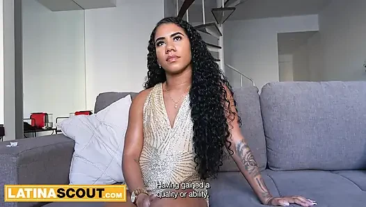 Cewek semok brasil dengan tubuh aduhai ditelanjangi dan dientot habis-habisan saat wawancara kerja bohongan