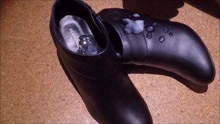 Sborrata sui tacchi neri della caviglia