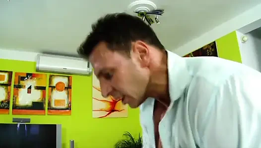 Cewek rambut cokelat yang aduhai lagi asik nyepong dan ngentot kontol besar