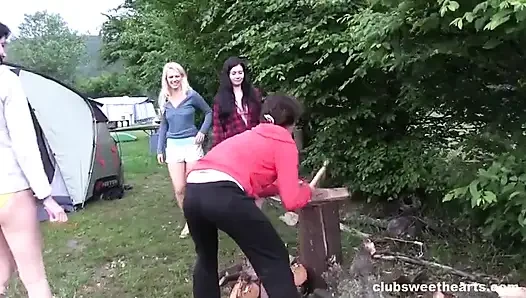 Девушки из кемпинга