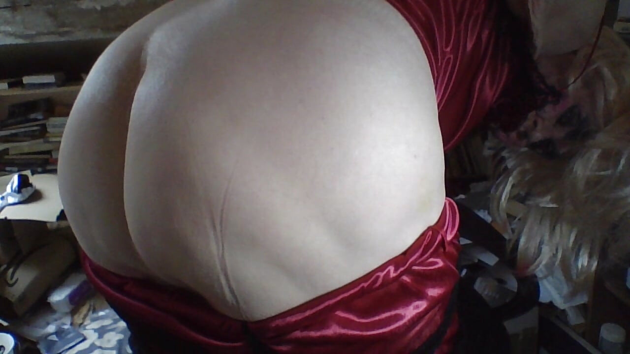 Femboi fag whore Sarah pisze po swoim ciele, pali, wtyka palce w dupę i rżnie się do wytrysku