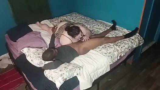 Cewek ini dientot habis-habisan sama kontol raksasa pria kulit hitam