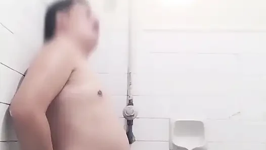 Yakışıklı bir pinoy duştan önce mastürbasyon yapıyor.