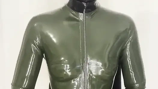 Ağzı tıkalı lateks kız ağzını kaydediyor ve yoğun bir orgazm oldu