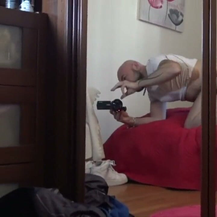 若いストレートの男が大きなチンコをしゃぶっている