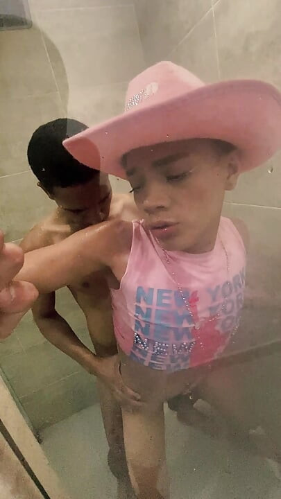 FEMBOY GETS FUCKED BY A STRANGER IN THE BATHROOM OF THE HOTEL WHERE SHE IS ON VACATION WITH HER FAMILY