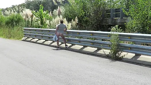 Patricia di jembatan di jalan