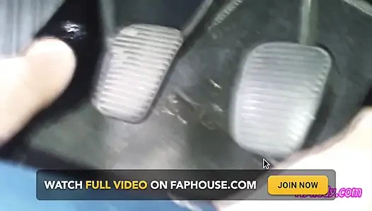 Mengemudi dan berputar dengan pompa hitam di kaki telanjang