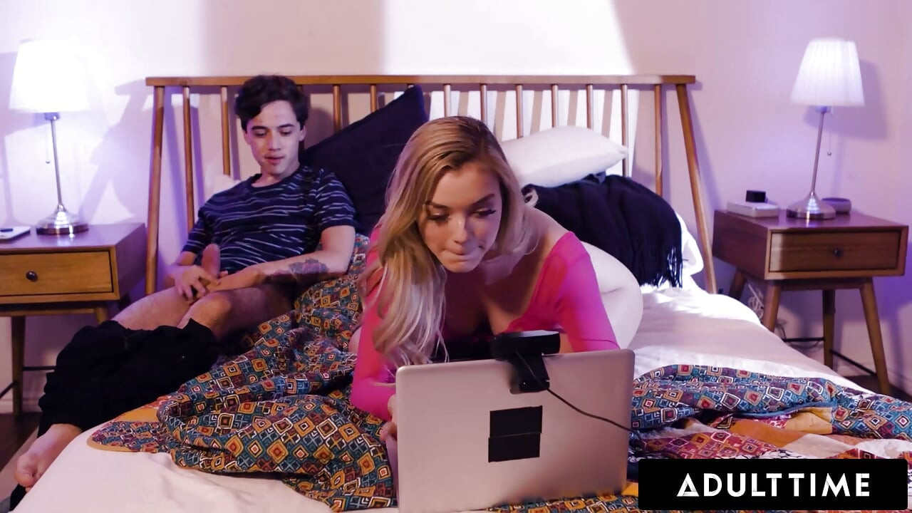ADULT TIME - A szemérmetlen Anny Aurora elkapja a perverzt, aki a szexkameráját nézi, aztán beengedi