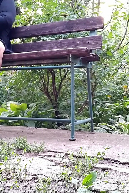 În timp ce mângâia Gaura dulce a soacrei sale, ginerele nu a observat cum soacra lui l-a făcut să ejaculeze