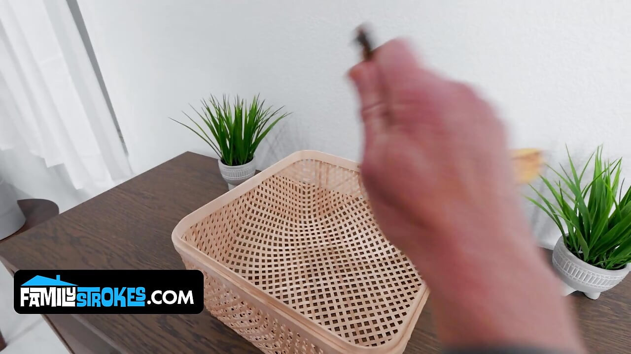 يبدأ عرض سكارليت السحري العميق للحلق