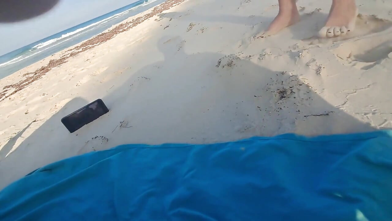 Tante seksi ini nyepong kontol dan telan sperma di pantai - pov
