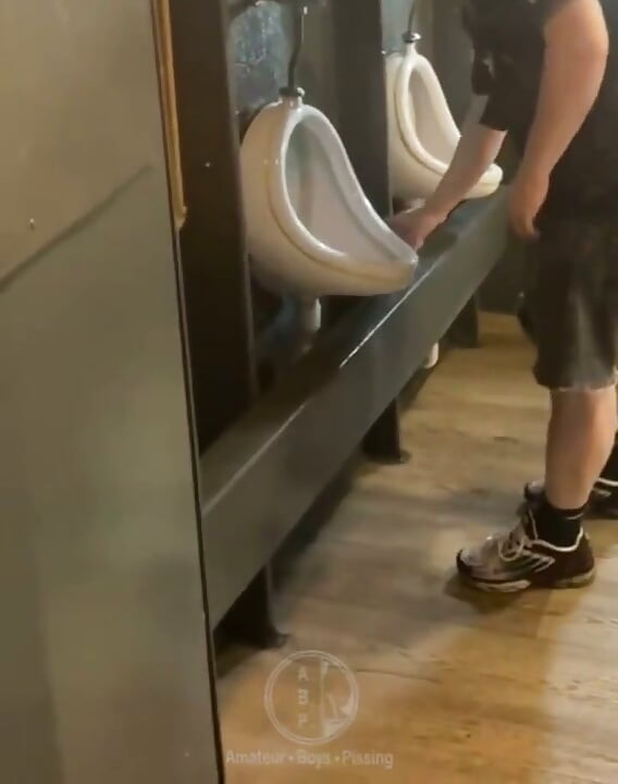 Amateur-typ Im Öffentlichen Urinal Erwischt (er Kann Nicht Pinkeln, Also Wichst Er Lieber)