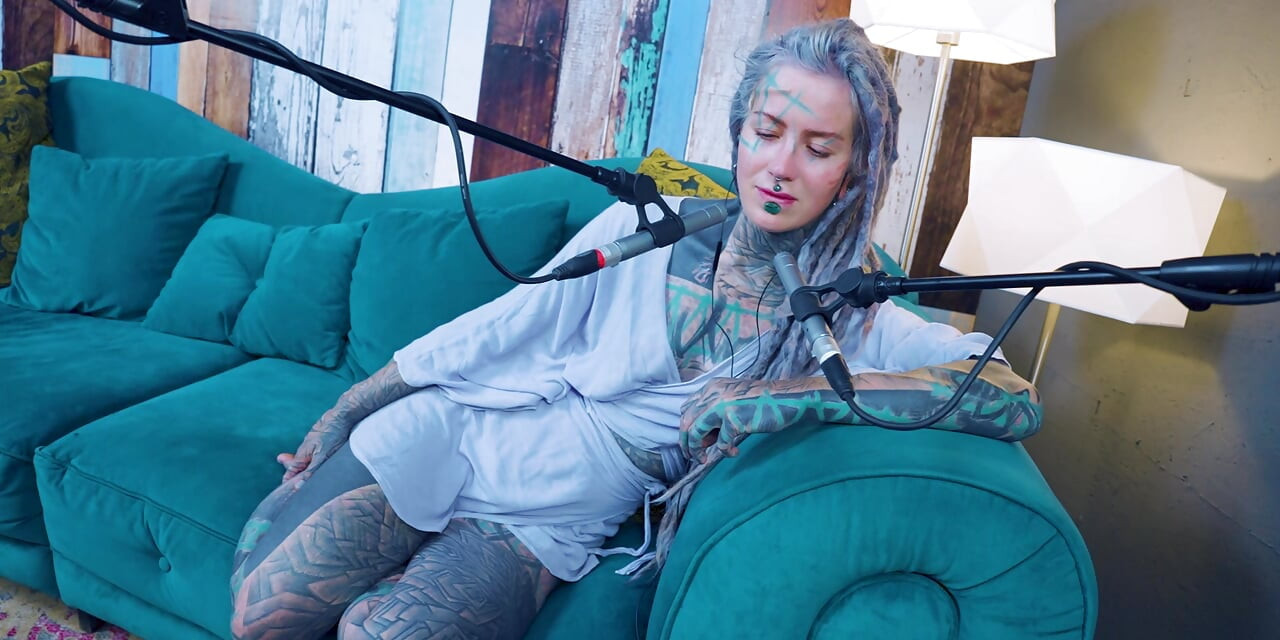 Ich spreche über Z - zeal - ASMR podcast SFW spricht goth dünnes mädchen dreadlocks tattoo-modell inked mädchen