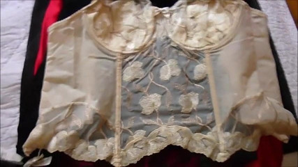 Mutandine, reggiseni, guaine, corsetti a bizzeffe - trovati!