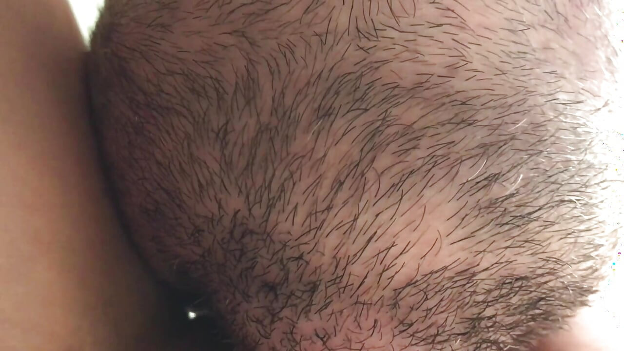 Kocam kullanılmış amcığımı yalıyor ve ikinci kez boşalıyor. Kadın orgazmı yakın çekim. Evde amatör seks