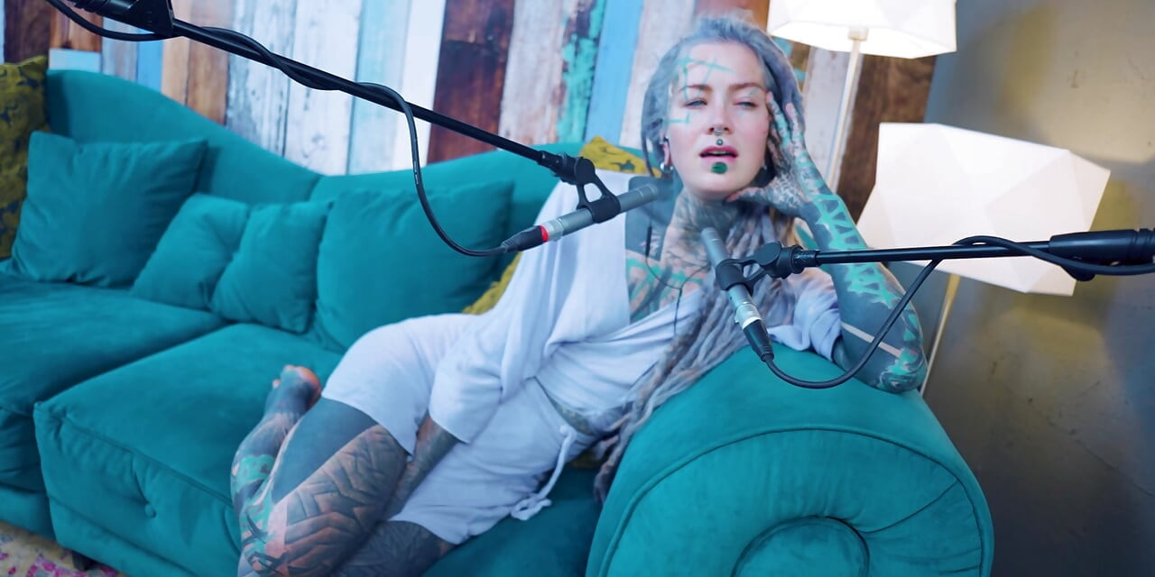 Eu falo sobre R - Relief - asmr podcast SFW falando gótica magrinha menina dreadlocks tatuagem modelo tatuada menina