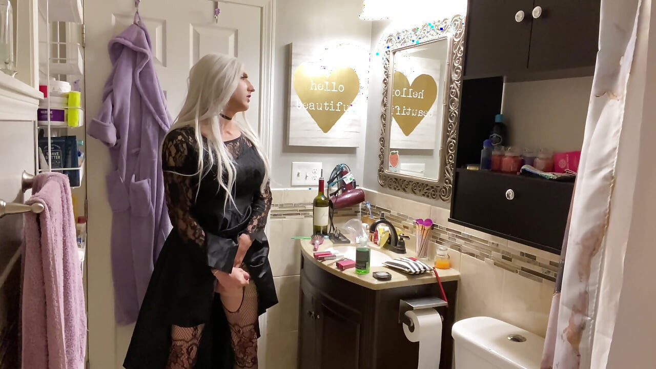 Emo Crossdresser Puts on Buttplug and Jerks off