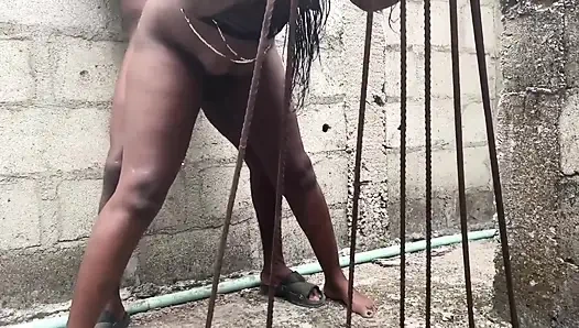 Черная женщина с захватывающей задницей знает, как ублаговать мужчину