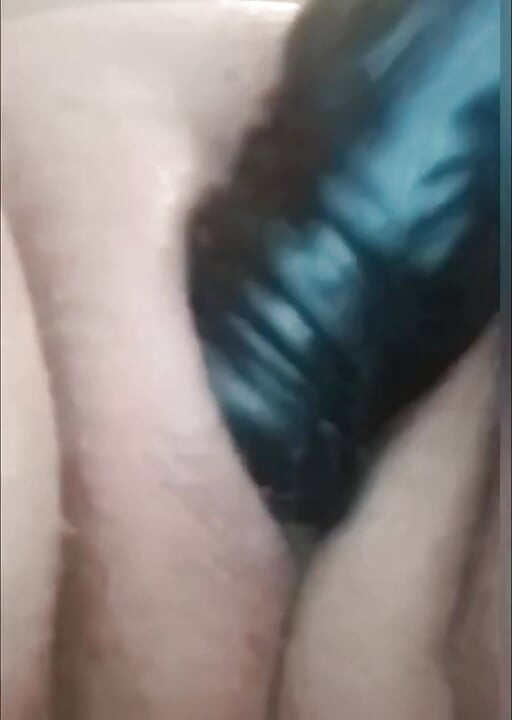 Masturbuje her dildo