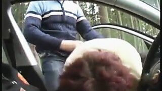Ruiva-grandona-avó ao ar livre em um carro por 2 caras