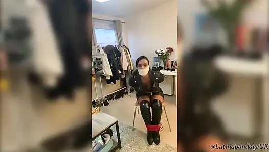 Latin kadın bağlı ve mikrofoam ile ağzı tıkalı (hd)