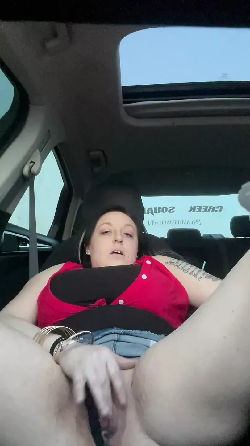 饥渴的荡妇一边开车一边在车里用假阳具观看色情片