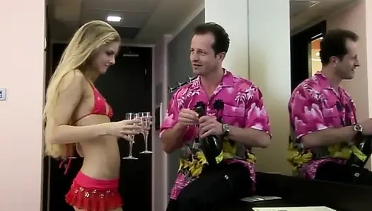 Зрелая блондинка поглощает пульсирующий член в уличном раю