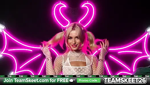 Emma Rosie: твой крошечный неон демон декабрь AllStar в центре внимания