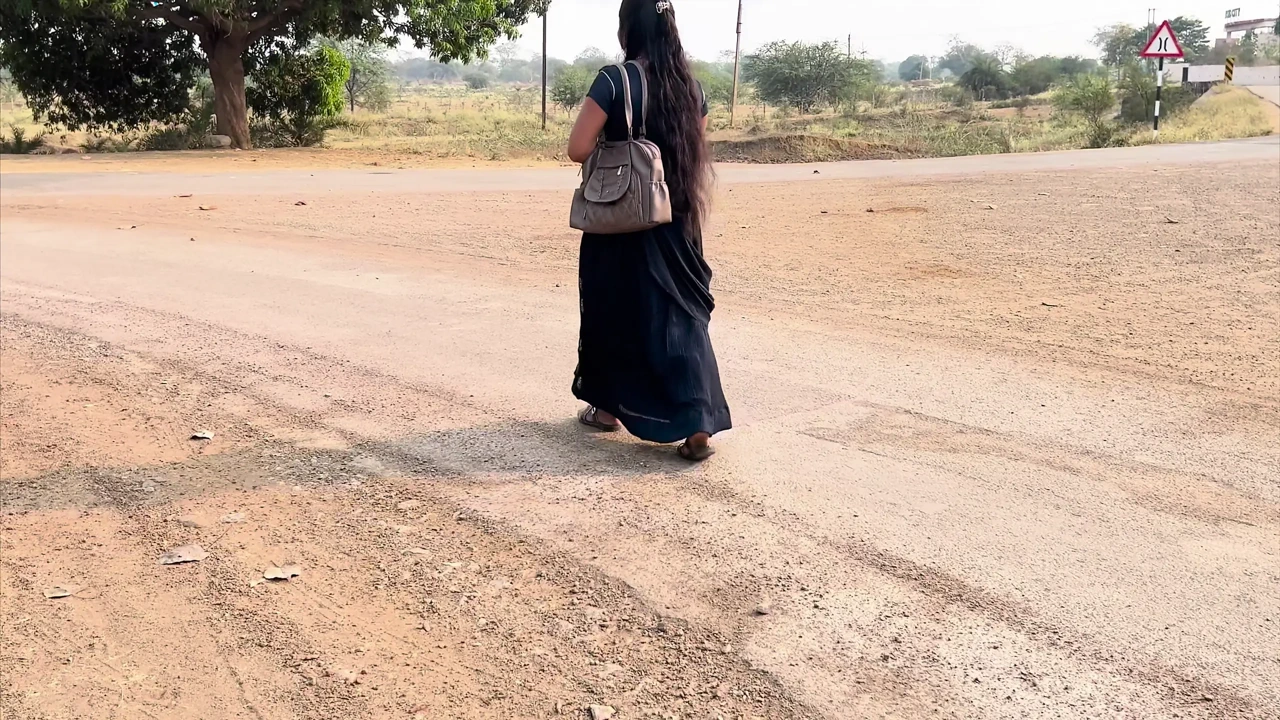 我的大姐姐叫我去大学接她，在家操了我。完整印地语音频