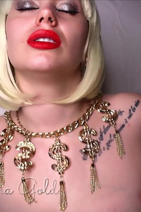 Je trekt je dag na dag af aan mijn lippenfetisjclips, geobsedeerd door mijn gezicht en lichaam