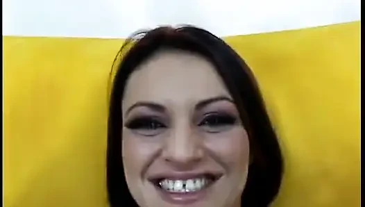 Cewek nakal dengan memek dan mulut aduhai tau banget cara menggoda pria ini