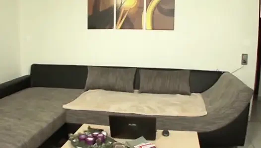 Зрелой домохозяйке трахают ее горячую, мокрую киску в обмен на ремонт компьютера