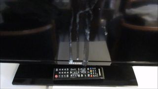 Сперма на телевізорі в готельному номері