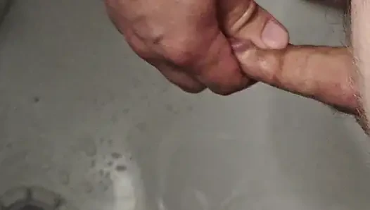 Azgın genç kız banyoda mastürbasyon yapıyor