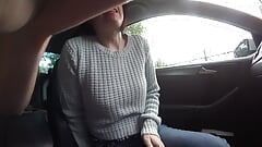 Fru som blinkar sina små bröst i bilen